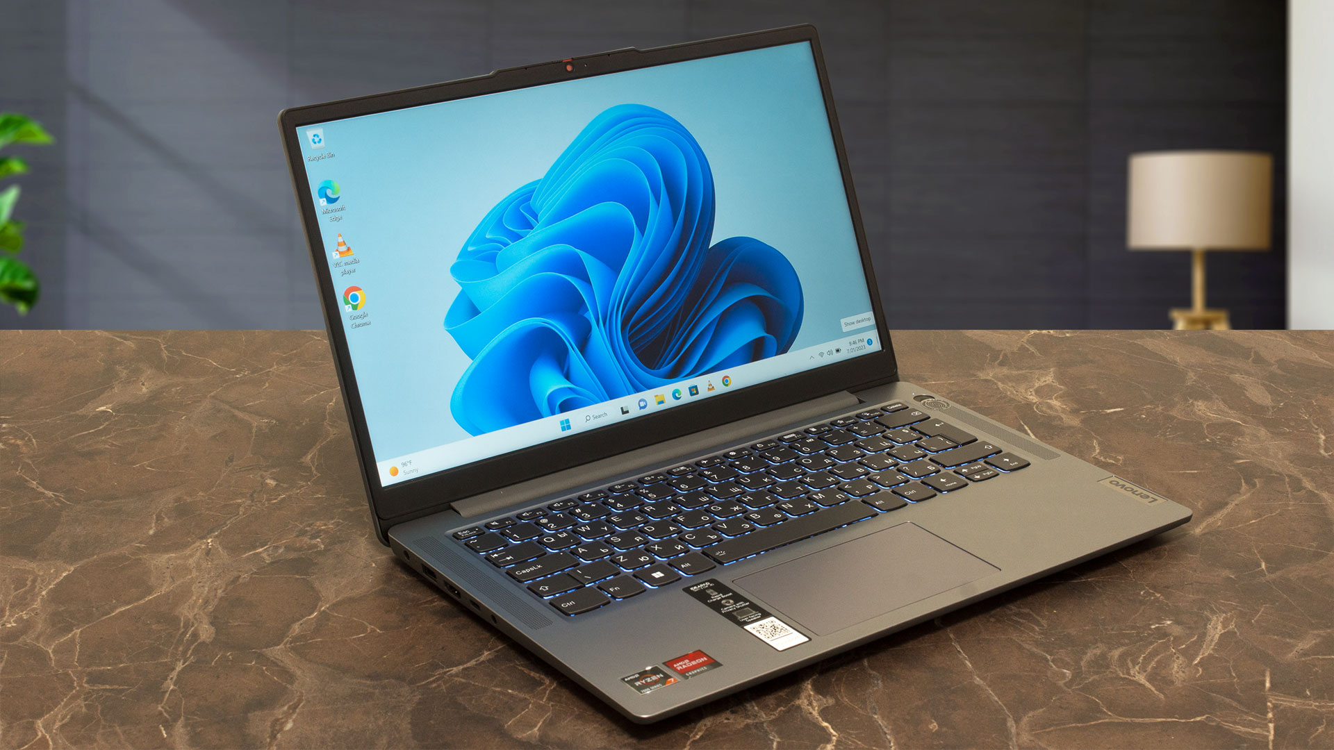 Lenovo IdeaPad Slim 3 vs Yoga 7 2-in-1: Pilih yang Mana untuk Produktivitas Harian?