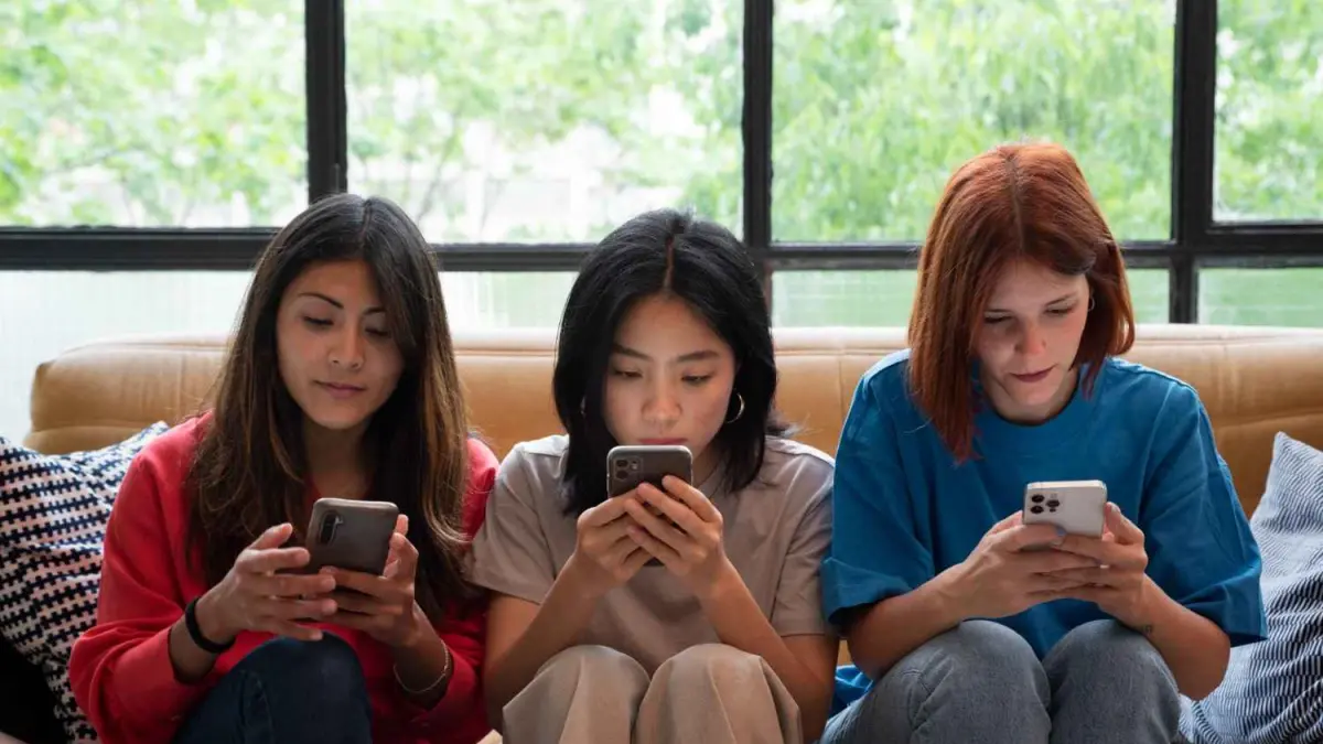 Dari Text Neck hingga Gangguan Tidur: Harga Kesehatan yang Kita Bayar demi Ponsel