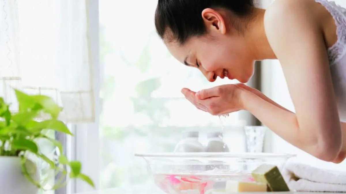 Cuci Muka dengan Air Garam untuk Jerawat: Manfaat Nyata atau Mitos Berbahaya?