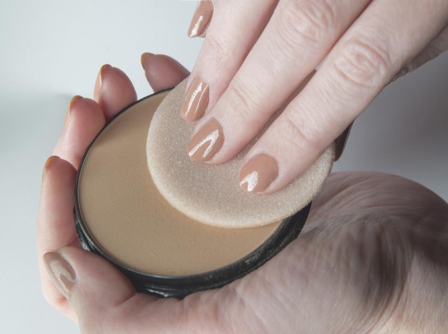 Urutan Bedak Tabur dan Padat untuk Makeup Tahan Seharian