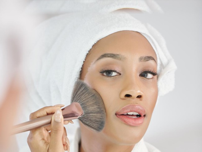 Urutan Bedak Tabur dan Padat untuk Makeup Tahan Seharian