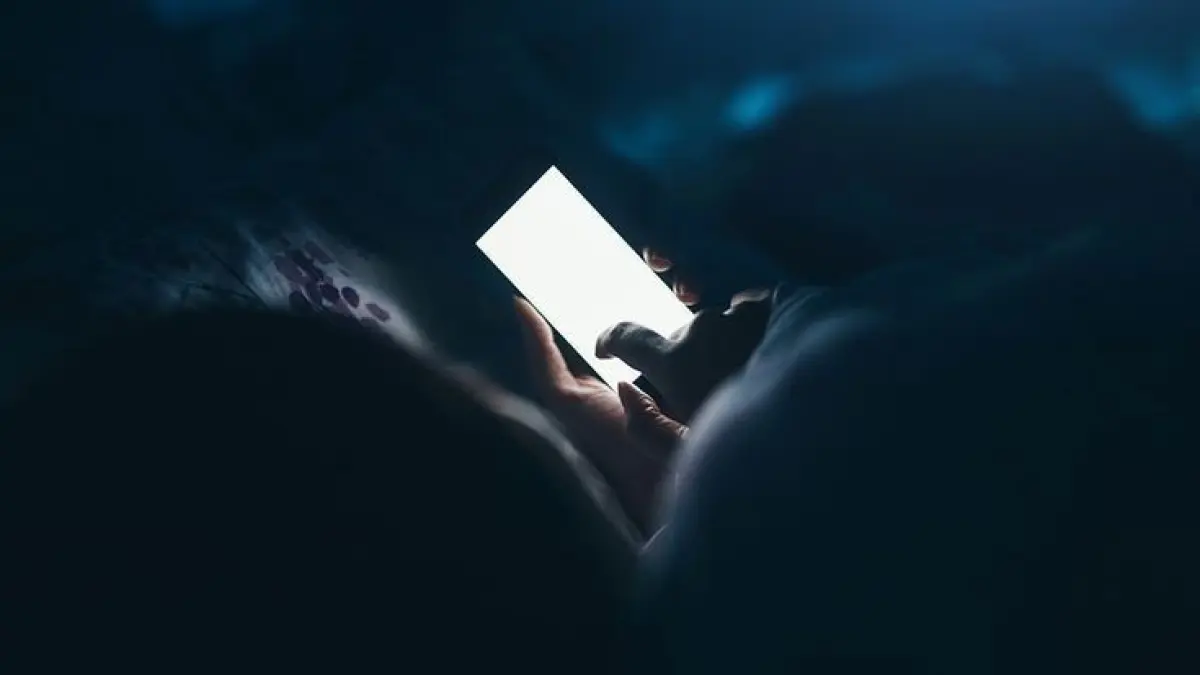 Mengapa Sulit Berhenti Scroll HP Sebelum Tidur