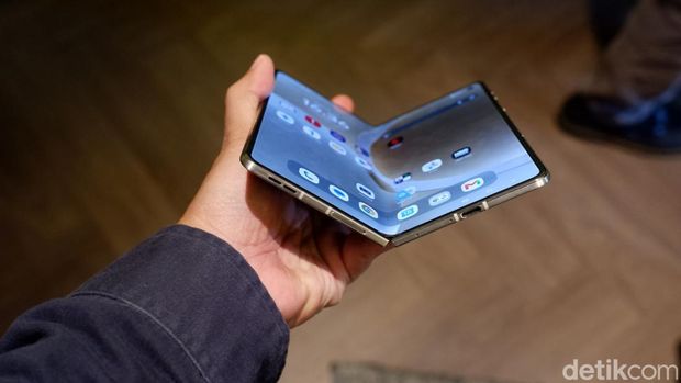 Motorola Razr Fold vs Samsung Galaxy Z Fold7, Mana Paling Masuk Akal?
