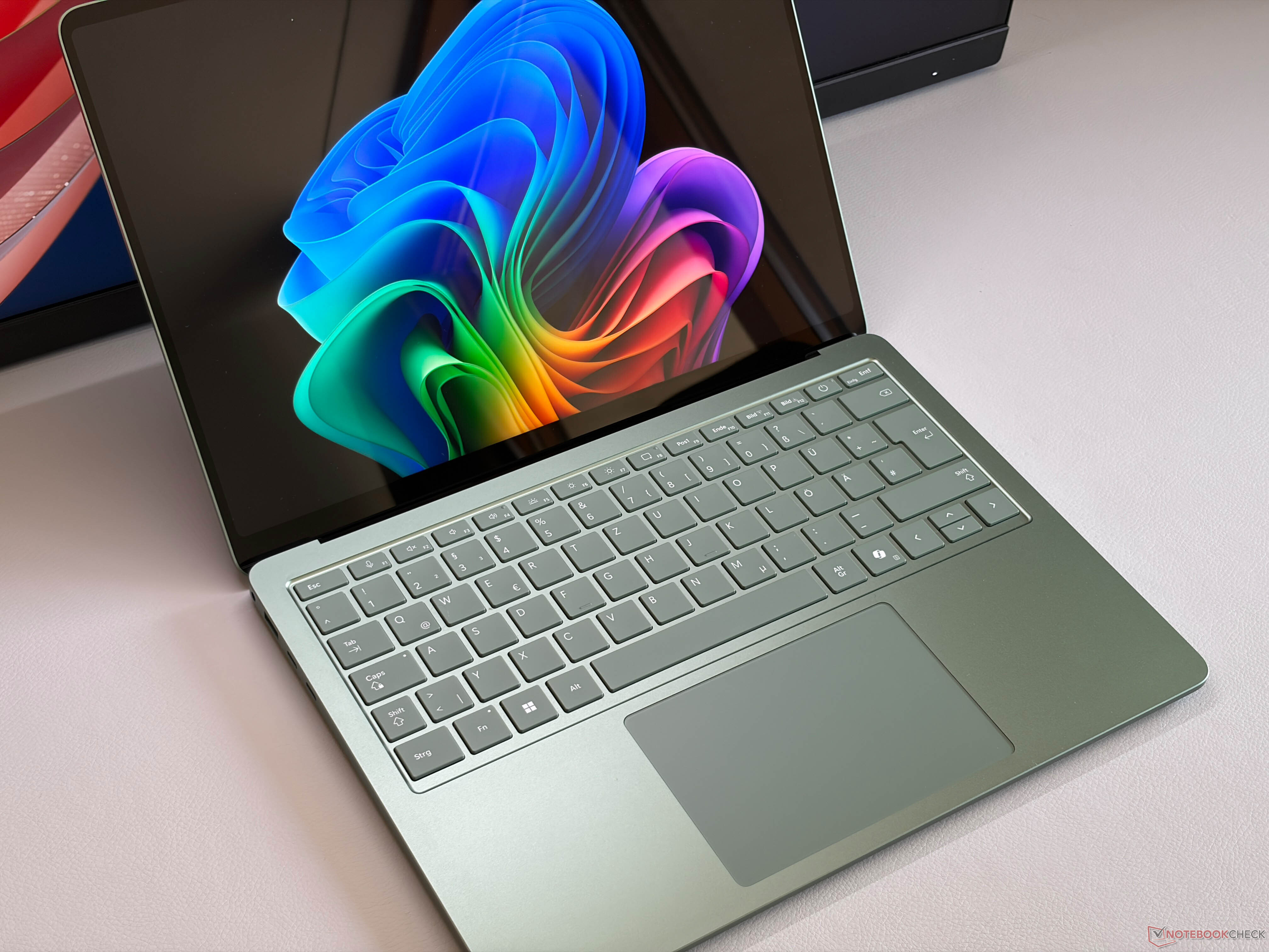 Snapdragon X2 di Laptop Bisnis: Saingan Intel atau Gimmick Mahal?