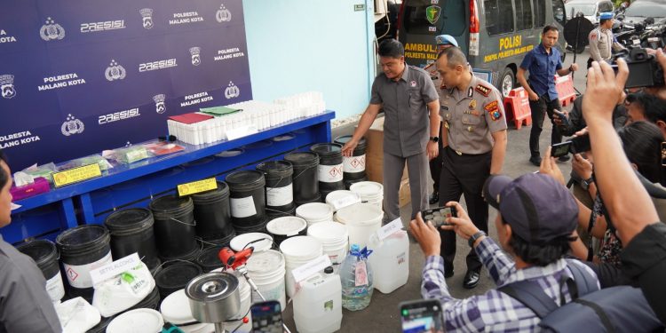 Sindikat Kosmetik Ilegal dari Tutorial Online dan E-commerce