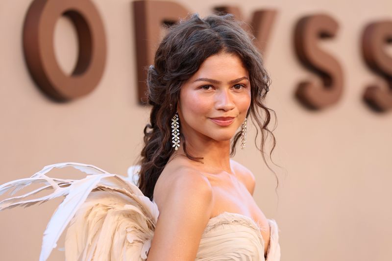 Tren No Eye Makeup ala Zendaya: Fokus pada Kulit Sehat