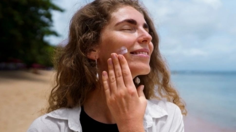 Physical vs Chemical Sunscreen untuk Kulit Sensitif dan Berjerawat