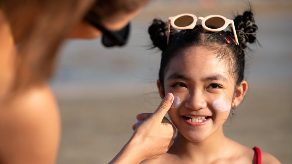 Bolehkah Anak Pakai Sunscreen Dewasa? Ini Batas Amannya