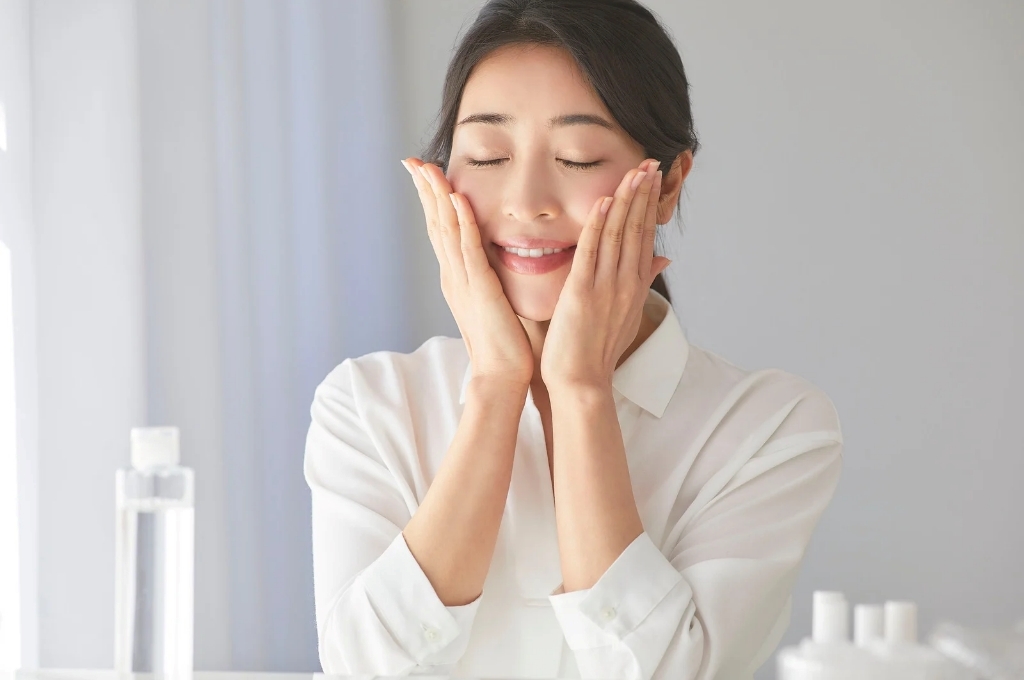 Rutinitas Skincare Pagi untuk Pemula dengan 5 Produk Esensial