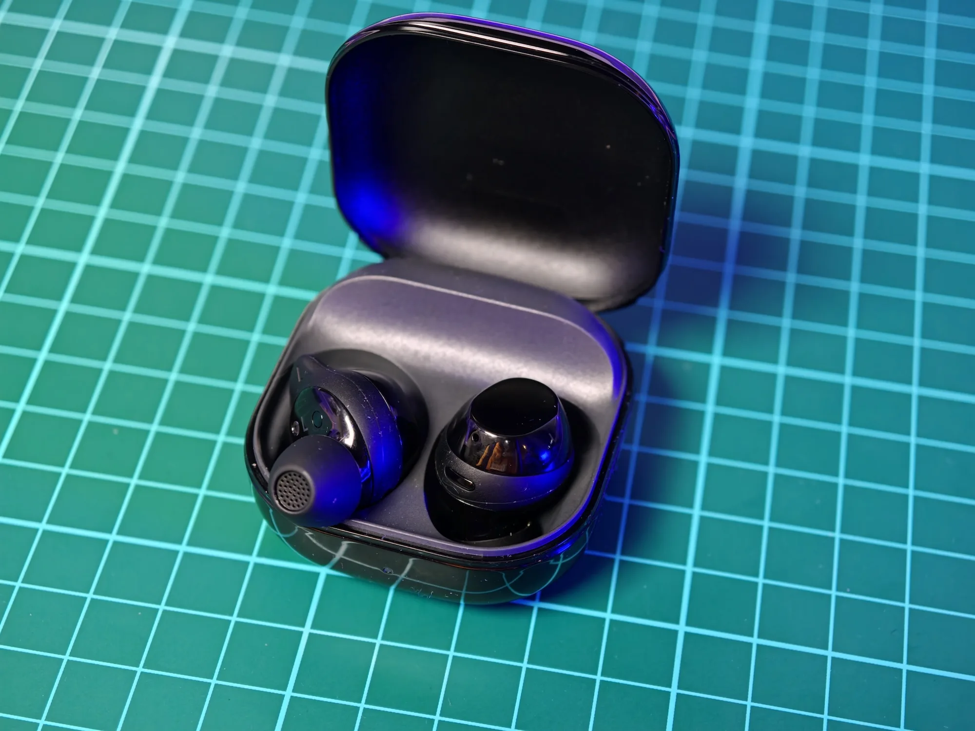 Earbuds Peredam Bising Terjangkau: Galaxy Buds Core vs Xiaomi Buds 6 vs Nothing Ear (3a)