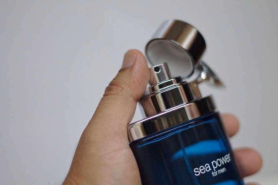 Parfum Aquatic Pria: Panduan Memilih Aroma Laut Segar yang Tahan Lama