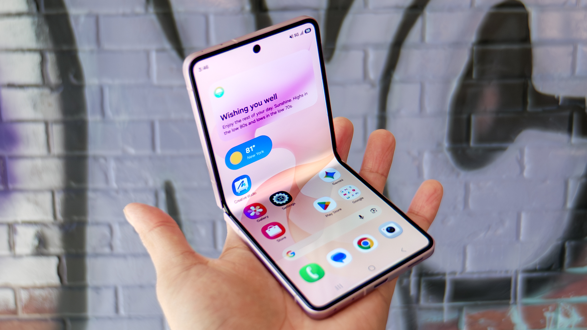 Samsung Galaxy Z Flip 8: Flip Tipis, AI Bertenaga, Harga Premium