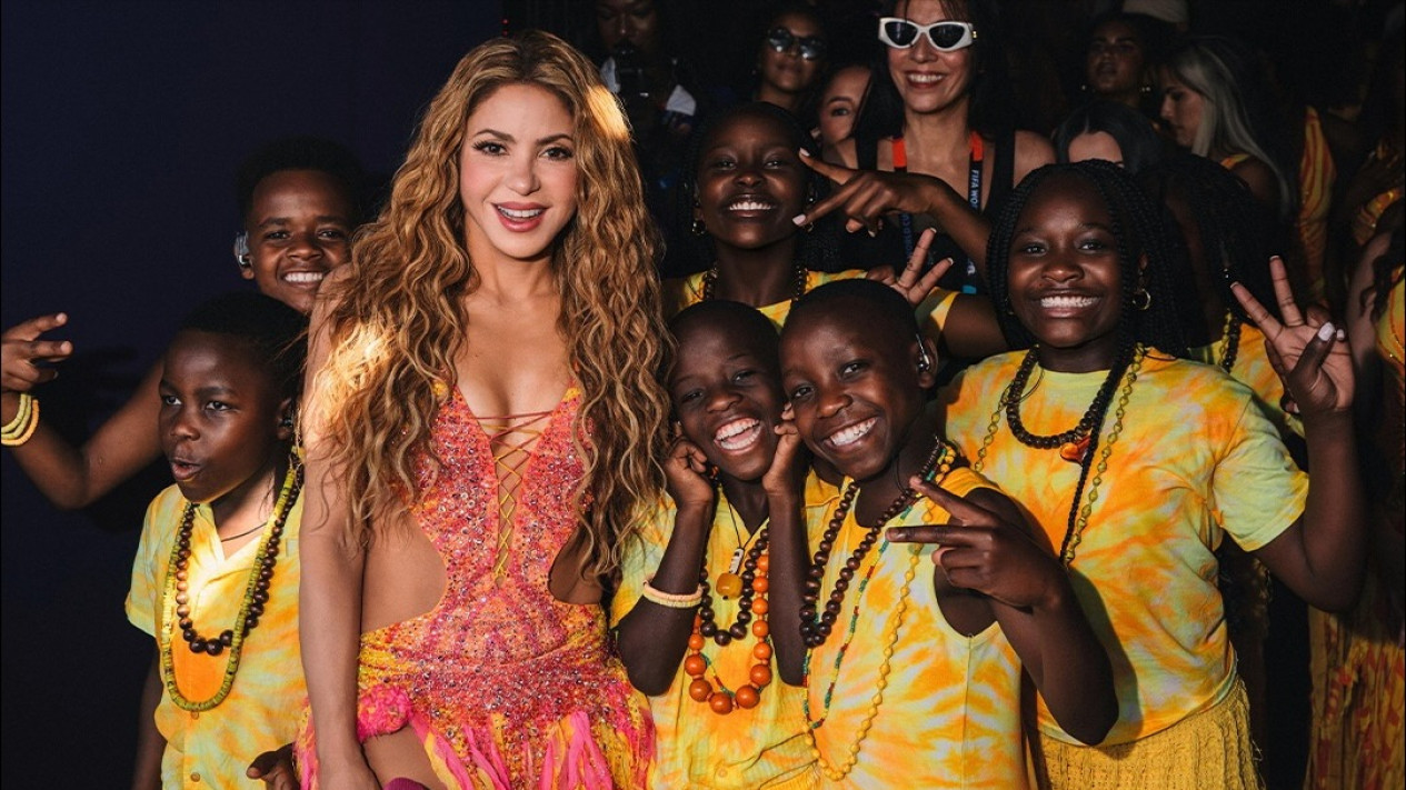 Rahasia Kulit Awet Muda Shakira: Skincare Sederhana, Gua Sha, dan Red Light Therapy