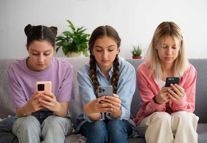Scrolling Saat Stres Bikin Cemas: Saatnya Kurangi Screen Time