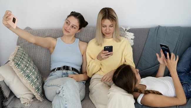 Scrolling Saat Stres Bikin Cemas: Saatnya Kurangi Screen Time