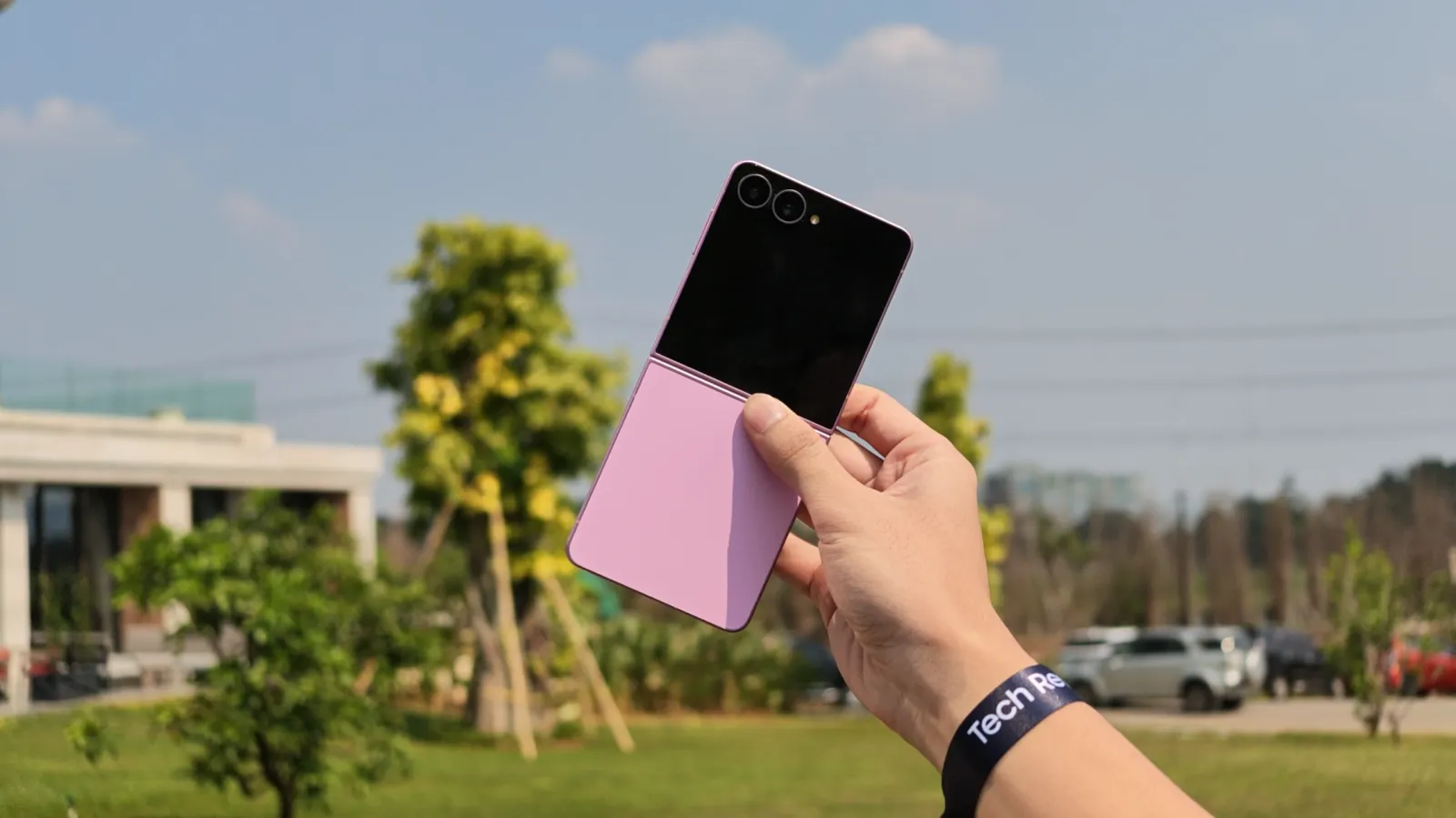 Samsung Galaxy Z Flip 8: Tipis, Canggih, dan Serius untuk Pengguna Premium