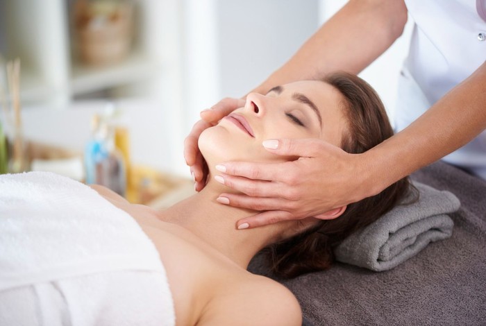 Dermatolog Ungkap 7 Cara Mengencangkan Kulit Alami Tanpa Prosedur Invasif