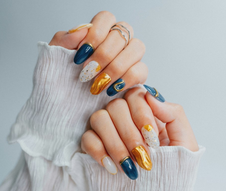Marmer dan Velvet Manicure: Duet Desain Kuku Elegan yang Timeless
