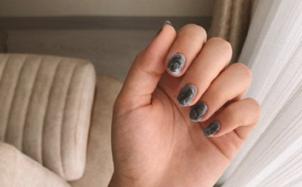 Marmer dan Velvet Manicure: Duet Desain Kuku Elegan yang Timeless