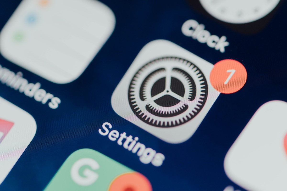 Kode iOS 27, Baterai Ganda, dan Masa Depan iPhone Lipat