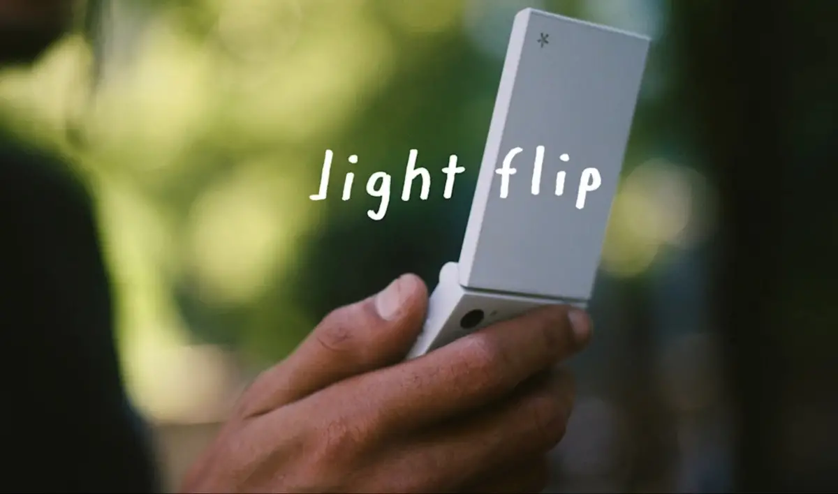 Light Flip vs Samsung Galaxy Z Flip 8: Retro Minimalis vs Clamshell Modern