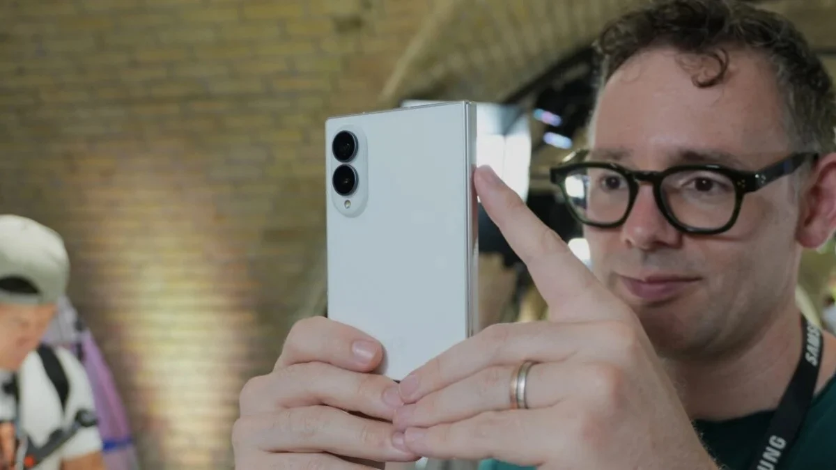 Galaxy Z Fold8 vs Z Fold8 Ultra: Kamera 50MP atau 200MP untuk Fotografer Profesional?