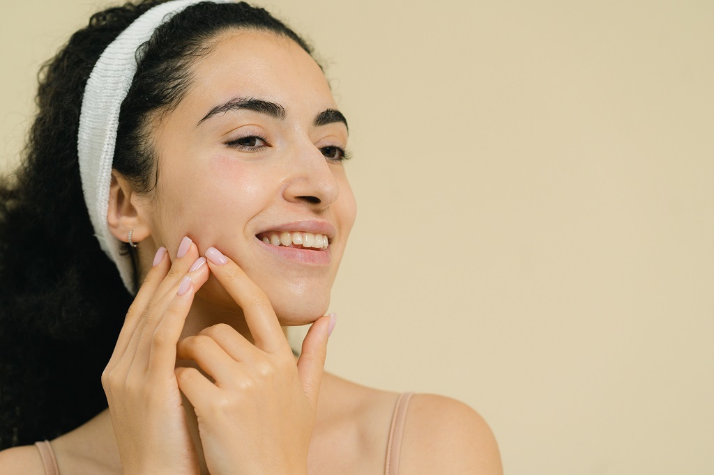 7 Cara Mengencangkan Kulit Secara Alami yang Didukung Dermatolog