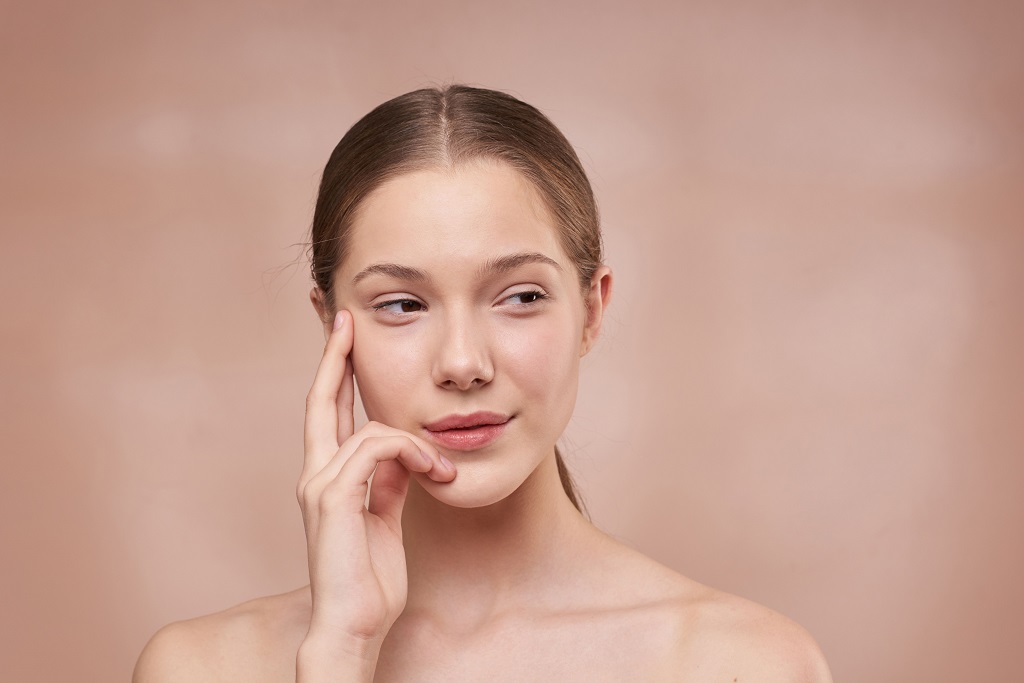 7 Cara Mengencangkan Kulit Secara Alami yang Direkomendasikan Dermatolog