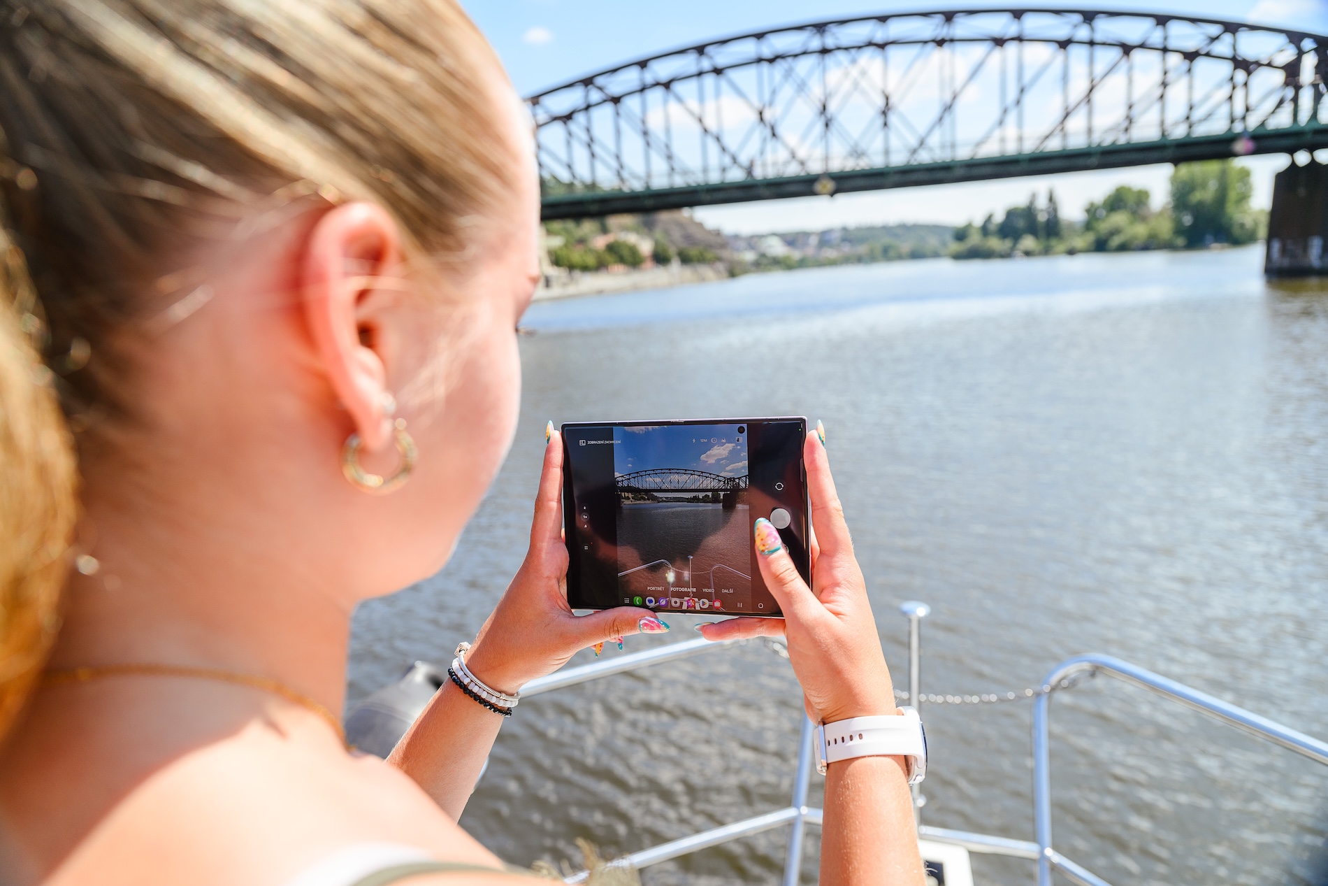 Galaxy Z Fold 8: Layar AMOLED 3000 Nits dan Anti-Pantulan