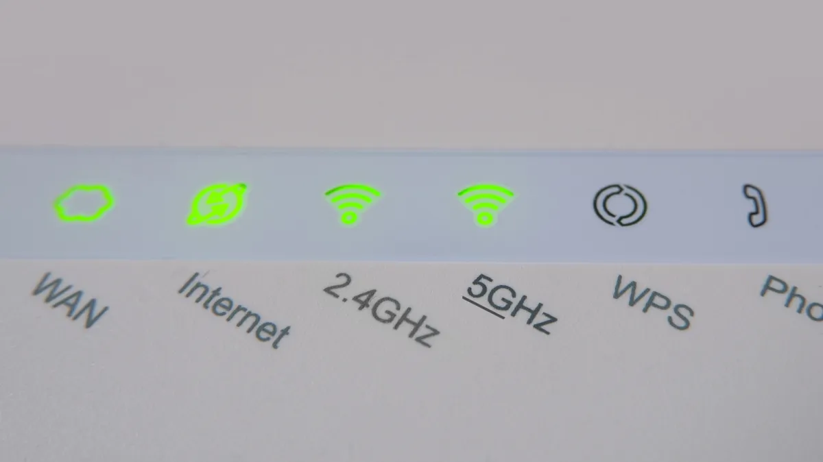 Panduan Memilih Band WiFi: 2.4GHz vs 5GHz untuk Rumah Pintar