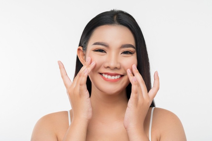 Niacinamide vs Vitamin C: Mana Serum Pencerah yang Tepat untuk Kulit Kusam?
