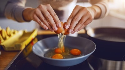 Telur, Cokelat, dan Gorengan Penyebab Jerawat? Ini Penjelasan Ilmiah