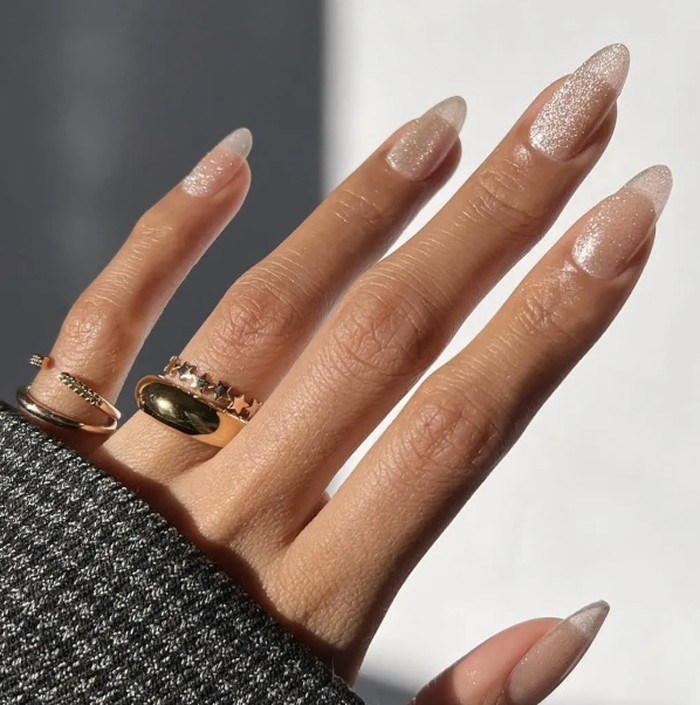 Marmer dan Velvet Manicure: Duet Desain Kuku Elegan yang Timeless