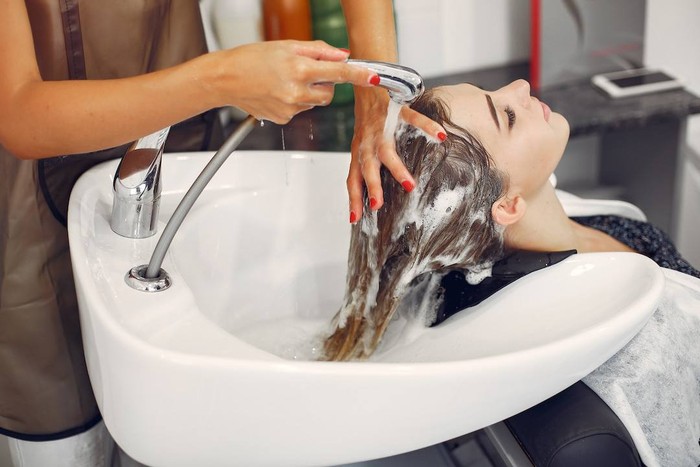 Panduan Lengkap Menjaga Rambut Berwarna Tetap Berkilau