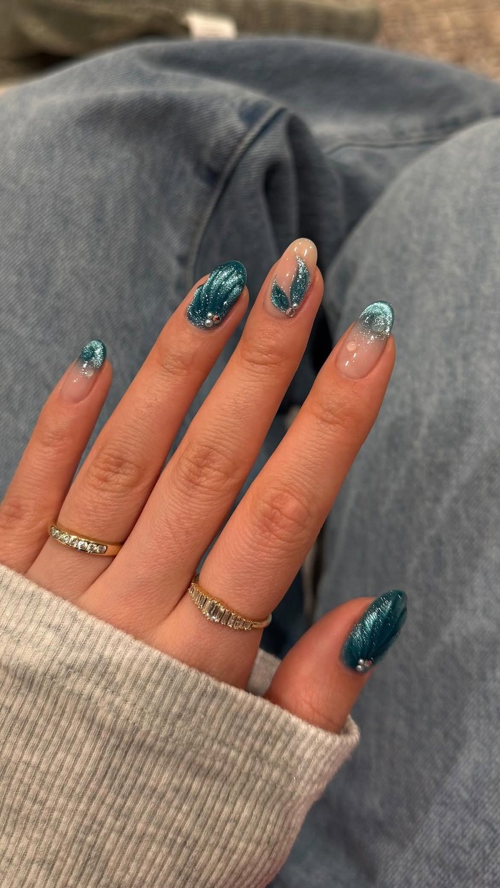 Marmer dan Velvet Manicure: Duet Desain Kuku Elegan yang Timeless