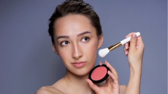 Panduan Lengkap Memilih Warna Blush Sesuai Tone Kulit