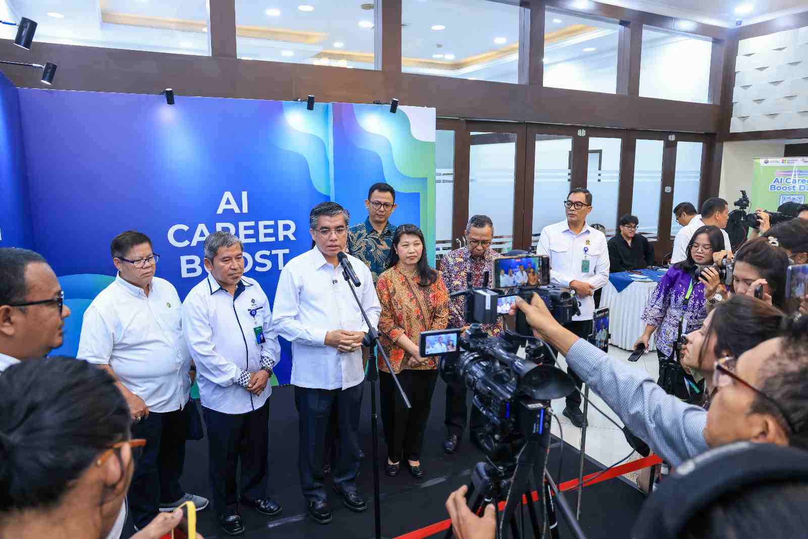 Pelatihan AI Tenaga Kerja: Dari Program Reskilling Jadi Syarat Rekrutmen