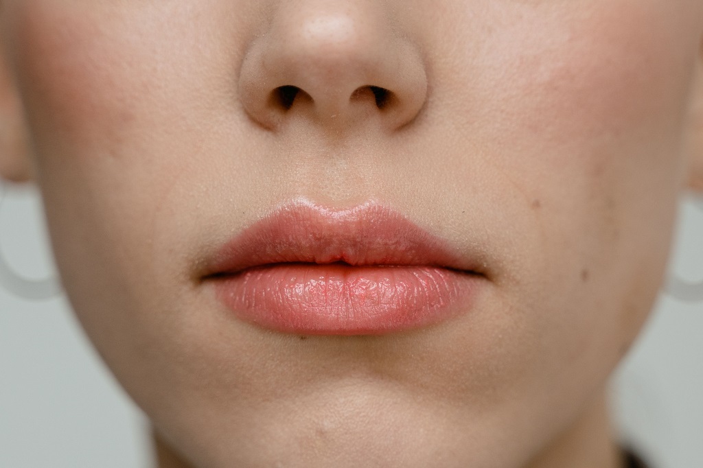 Bibir Plump dan Merona Alami Tanpa Suntik: 6 Pelembap Bibir Ampuh