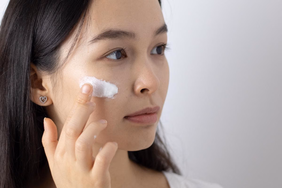 Moisturizer Terbaik untuk Kulit Bermasalah Berdasarkan Tekstur dan Usia