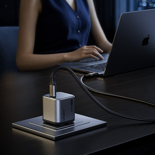Charger GaN 100W Seukuran Saku untuk Smartphone dan Laptop