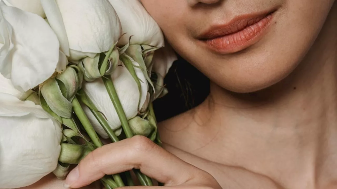 4 Lipstik Peach Maybelline Terbaik untuk Kulit Sawo Matang