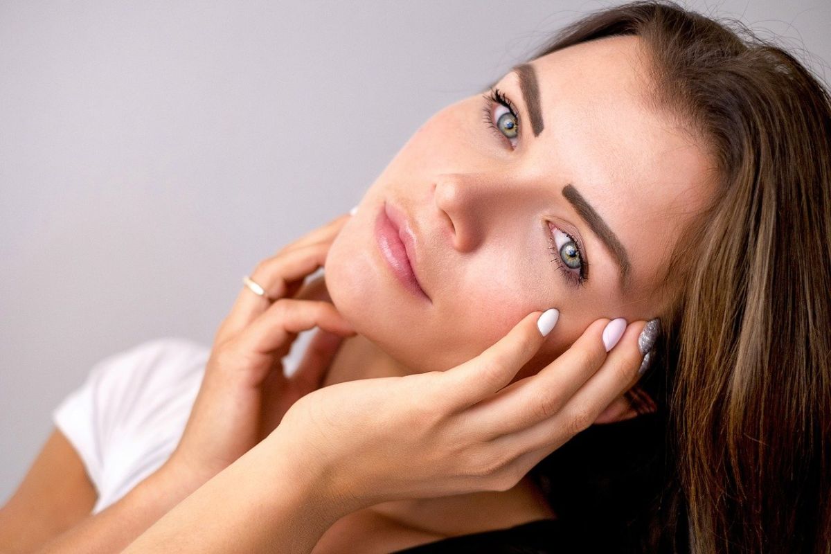 7 Cara Mencerahkan Wajah Kusam yang Direkomendasikan Dermatolog