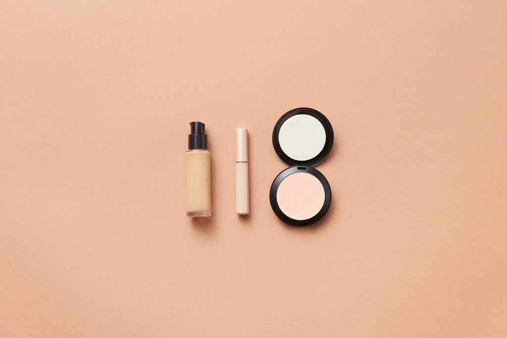 Foundation vs Cushion vs Skin Tint: Mana Base Makeup Terbaik untuk Kulitmu?