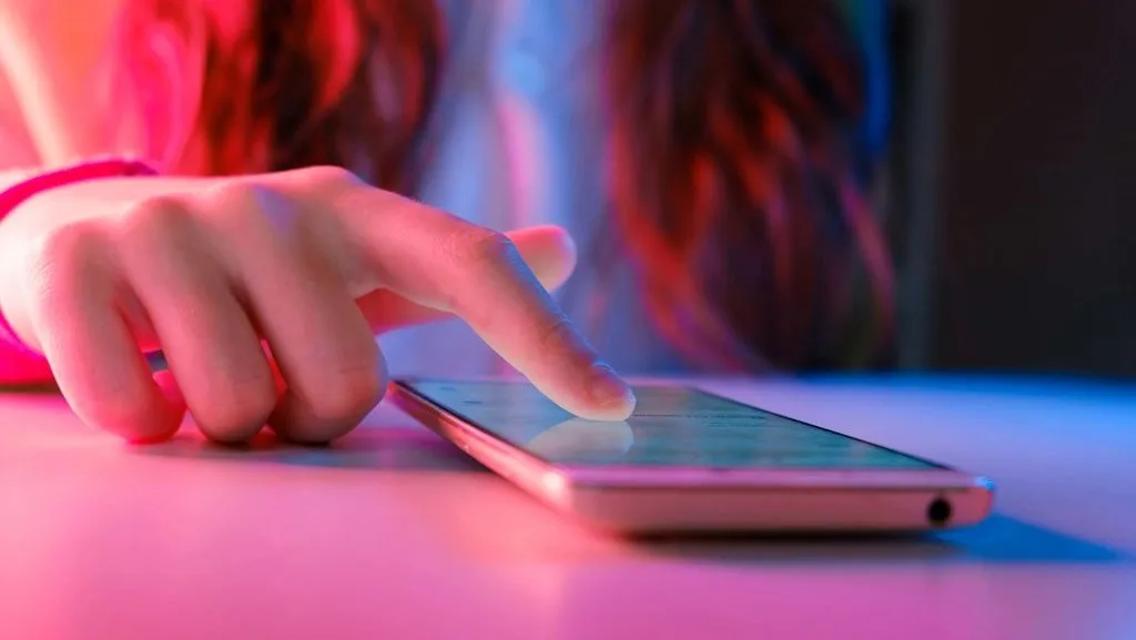 Panduan Lengkap Fitur Aksesibilitas Ponsel di iPhone dan Android