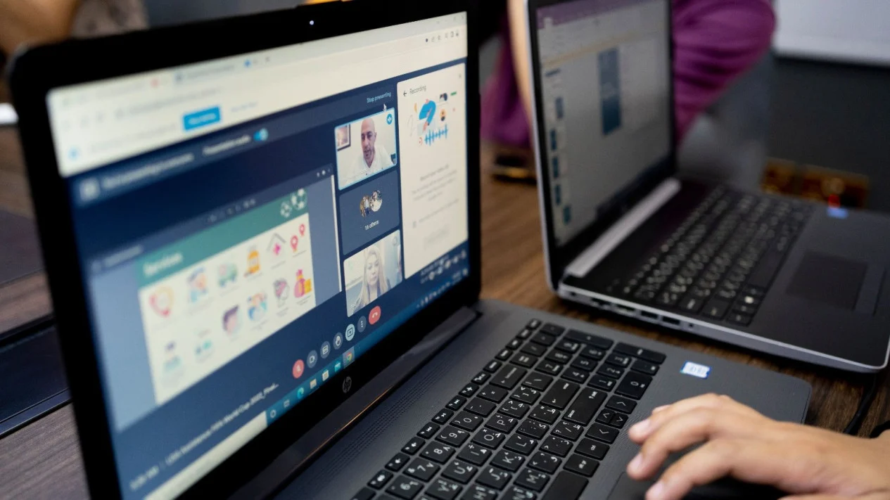 Laptop Terbaik untuk Kerja Hybrid: Kencang, Ringkas, Harga Masuk Akal