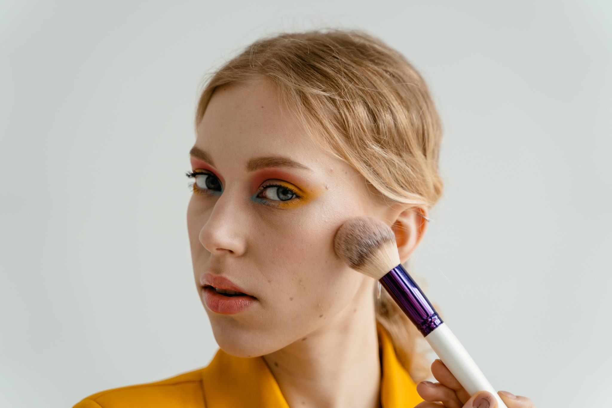Sunkissed dan Browless: Makeup Ala Selebriti yang Bisa Kamu Coba
