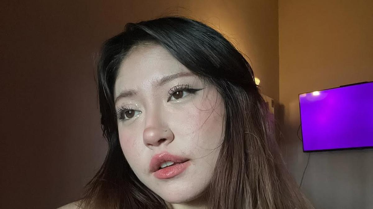 Makeup Y2K Naykilla dengan Alis Merah: Tutorial Centil Paling Viral
