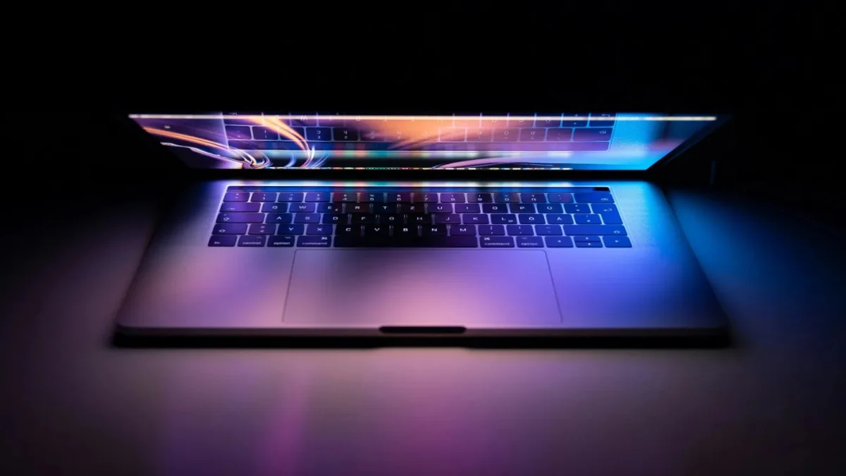 MacBook Ultra OLED Sentuh: Ambisi Baru Laptop Tipis Apple