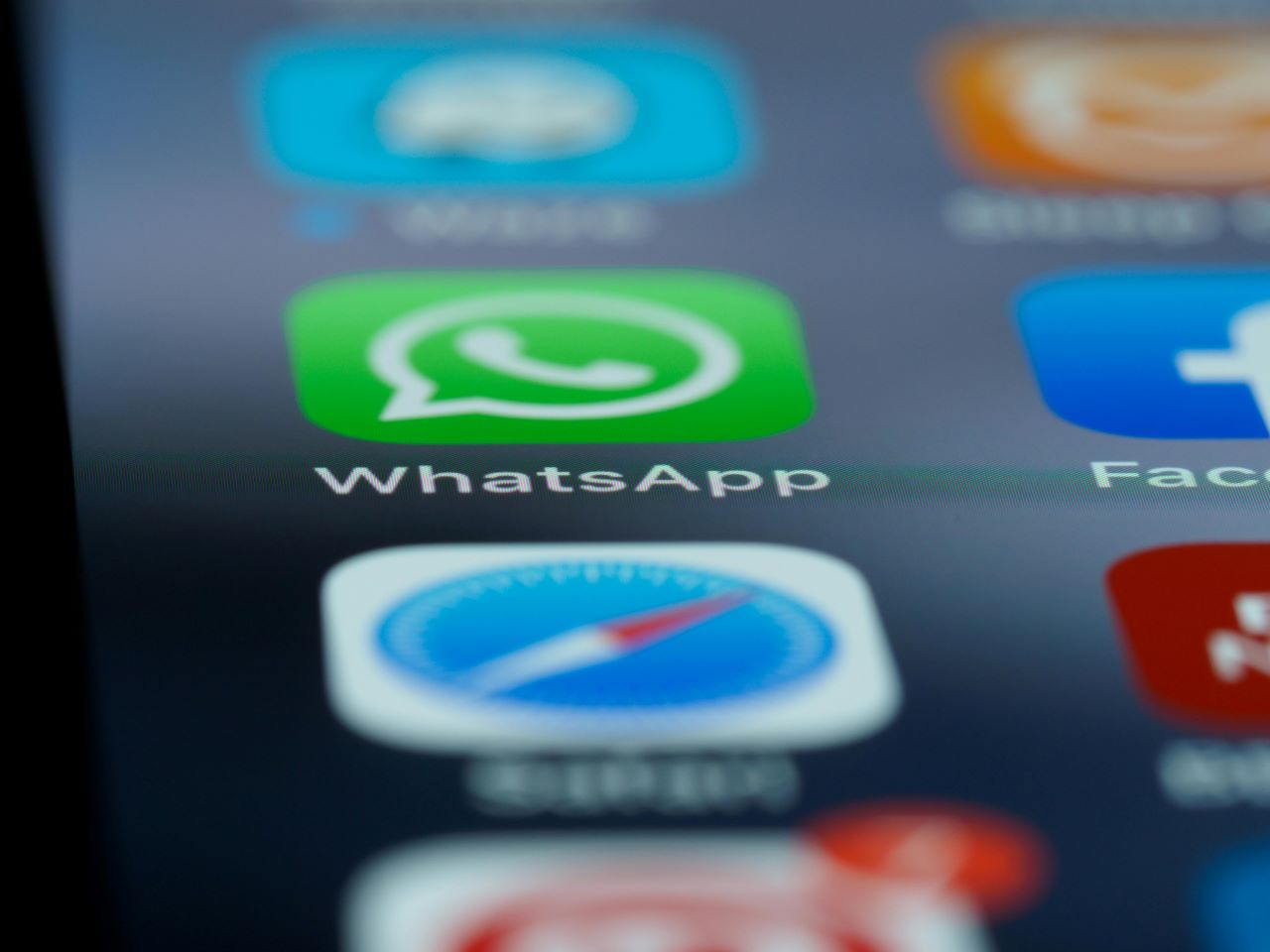 WhatsApp Uji Desain Baru: Gelembung Chat Membulat ala Apple