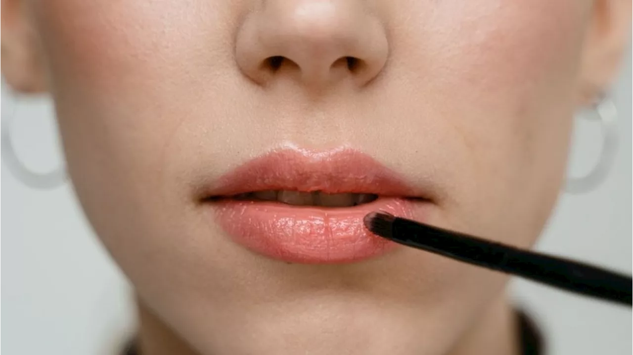 Lipstik yang Merawat: Naiknya Tren Lip Skinification